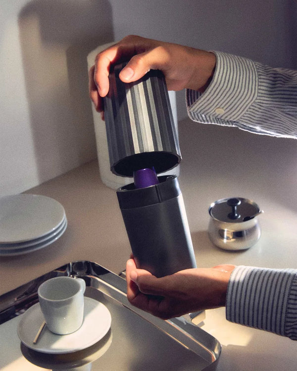 Alessi — Plissé MDL20 B | Vide-capsules en résine noire — Alessi