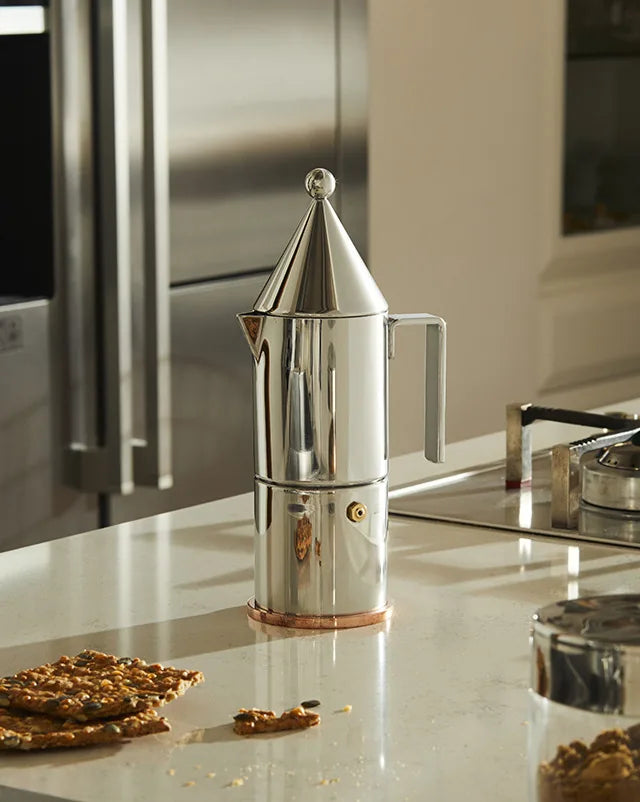 Alessi — La Conica 90002/3 | Caffettiera espresso Aldo Rossi 3 tazze — ambientazione