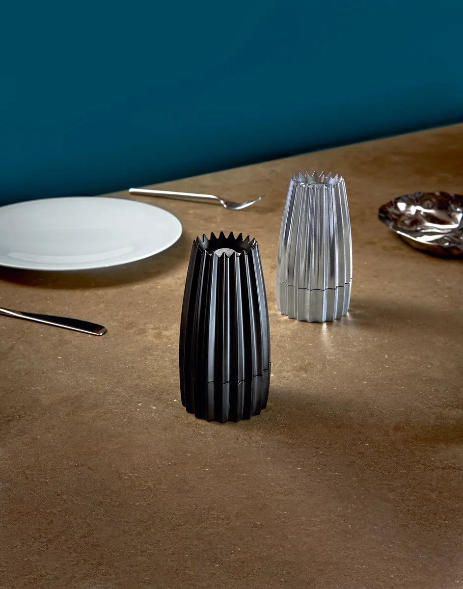 Alessi — Grind WAL03 B | Macinaspezie in alluminio nero — ambientazione