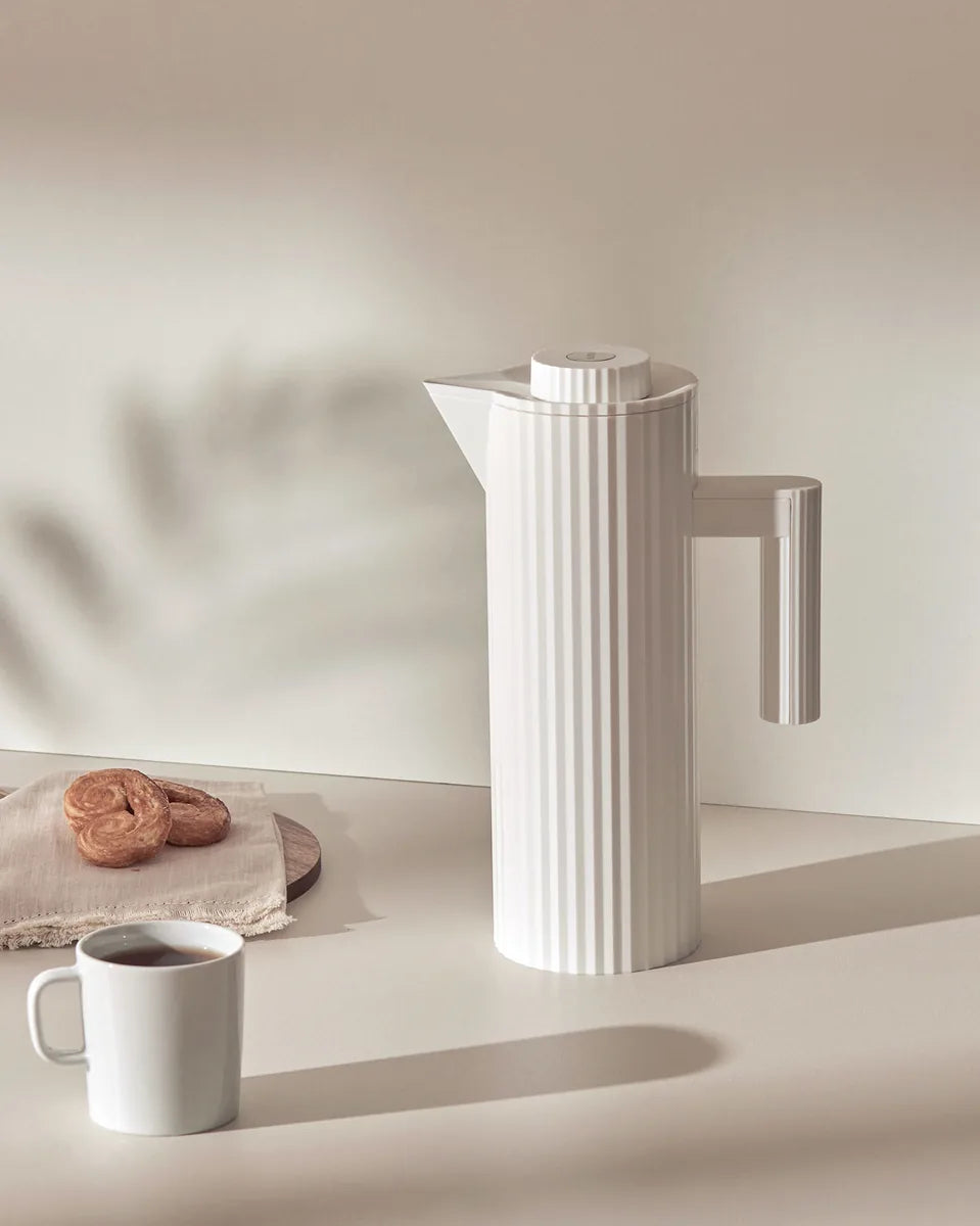 Alessi — Plissé MDL12 G | Caraffa termoisolante De Lucchi grigio — vista laterale