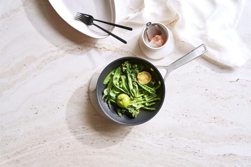 Le Creuset padella bassa antiaderente alluminio con impugnatura rivettata