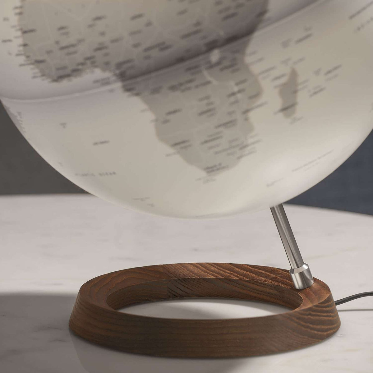 Atmosphere Full Circle Reflection — mappamondo lampada in legno e metallo, luce LED calda