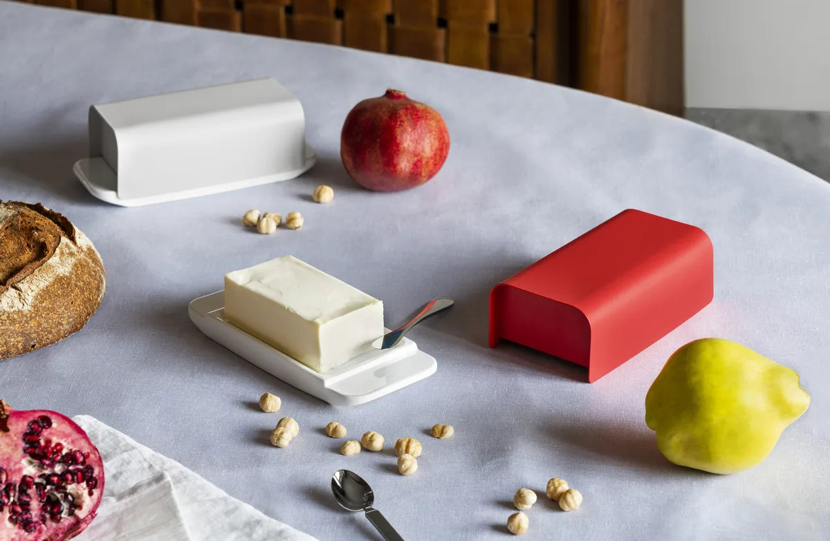 Alessi — Mattina BG04 R | Burriera in porcellana e acciaio rosso — vista principale
