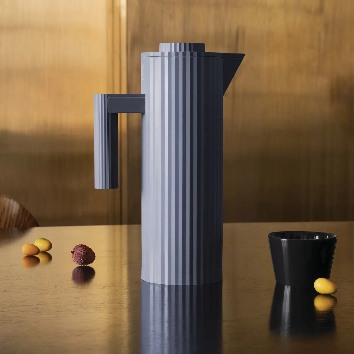 Alessi — Plissé MDL12 R | Caraffa termoisolante in resina rossa — vista principale