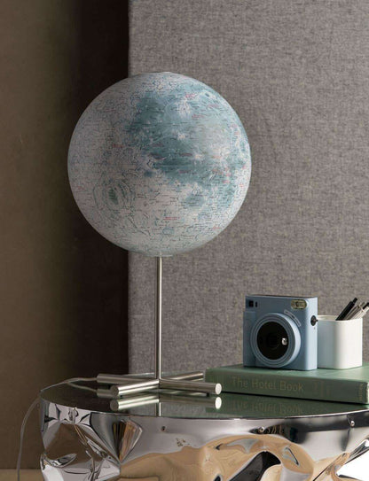 Atmosphere NG Moon Posh Edition — globo lunare illuminato LED, base a croce in acciaio lucido