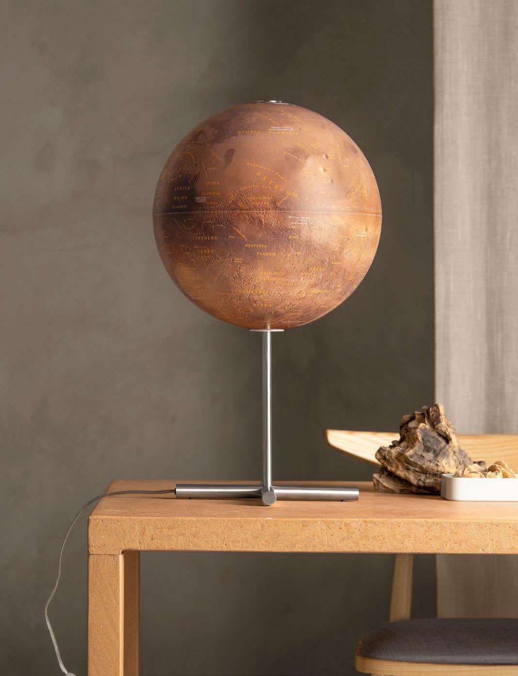 Atmosphere Mars Posh Edition — superficie marziana con crateri e nomenclatura geografica