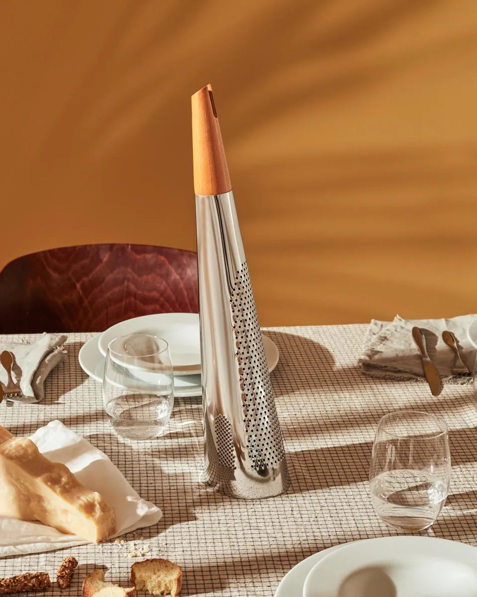 Alessi — Todo RS08 | Grattugia in acciaio e legno di Sapper — dettaglio
