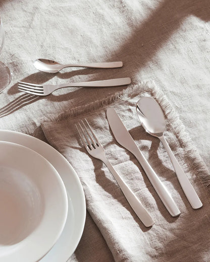 Alessi — KnifeForkSpoon AJM22/4 | Cucchiaio dessert Jasper Morrison — dettaglio