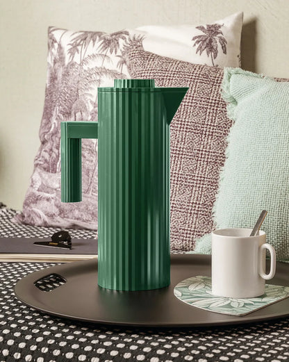 Alessi — Plissé MDL12 R | Caraffa termoisolante in resina rossa — dettaglio