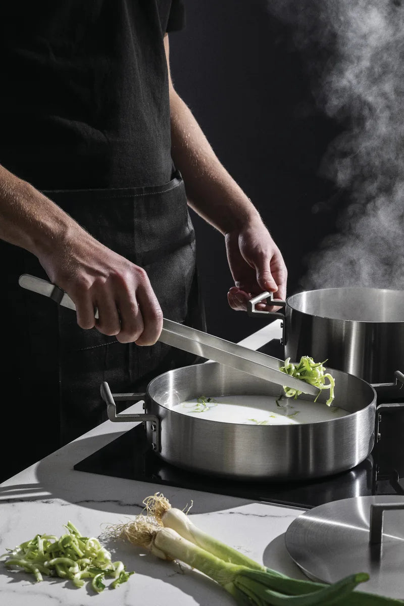 Alessi — Convivio DC07/58 | Pinza da cucina in acciaio inox satinato — dettaglio
