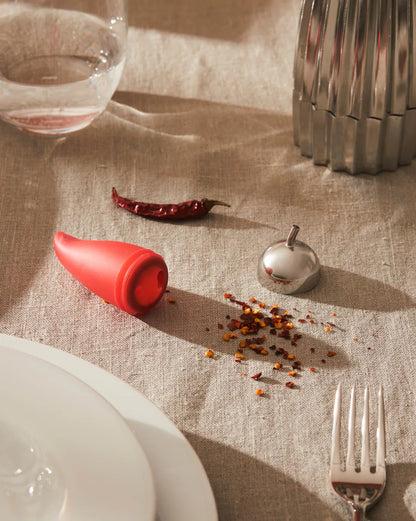 Alessi — Piccantino JHT02 | Sminuzza-peperoncino in silicone e acciaio — dettaglio