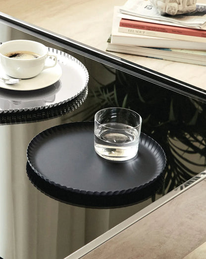 Alessi — Pleats JK02/23 JK02/23 B | Vassoio rotondo in acciaio nero — dettaglio