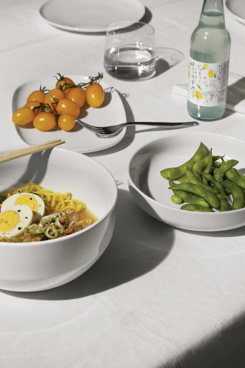 Alessi — Itsumo NF07/38 NF07/38 20 | Insalatiera in porcellana bianca — ambientazione