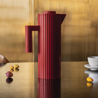 Alessi — Plissé MDL12 R | Caraffa termoisolante in resina rossa — ambientazione