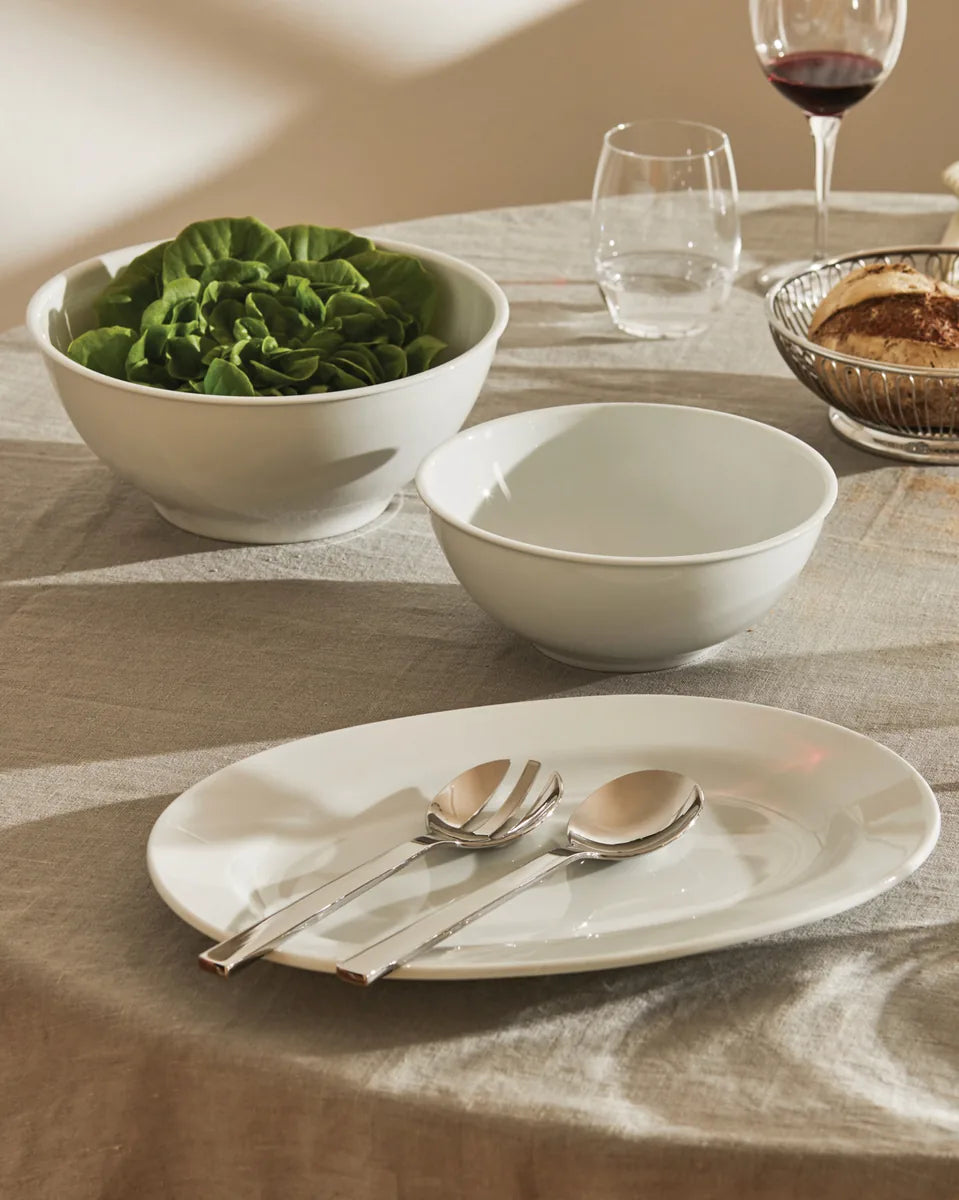 Alessi — PlateBowlCup AJM28/1 | Piatto piano in porcellana bianca — ambientazione