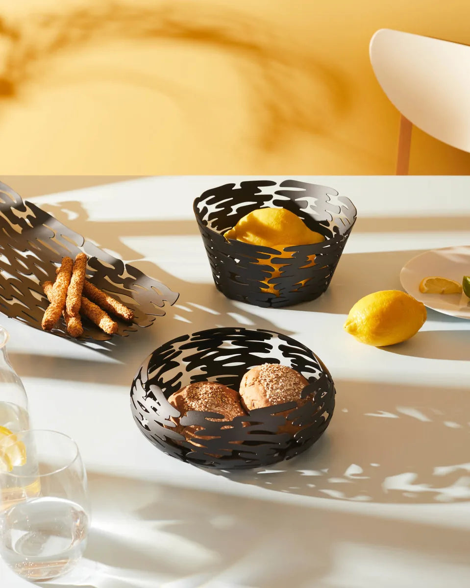 Alessi — Barket BM10/21 B | Cestino rotondo in acciaio verniciato nero — ambientazione