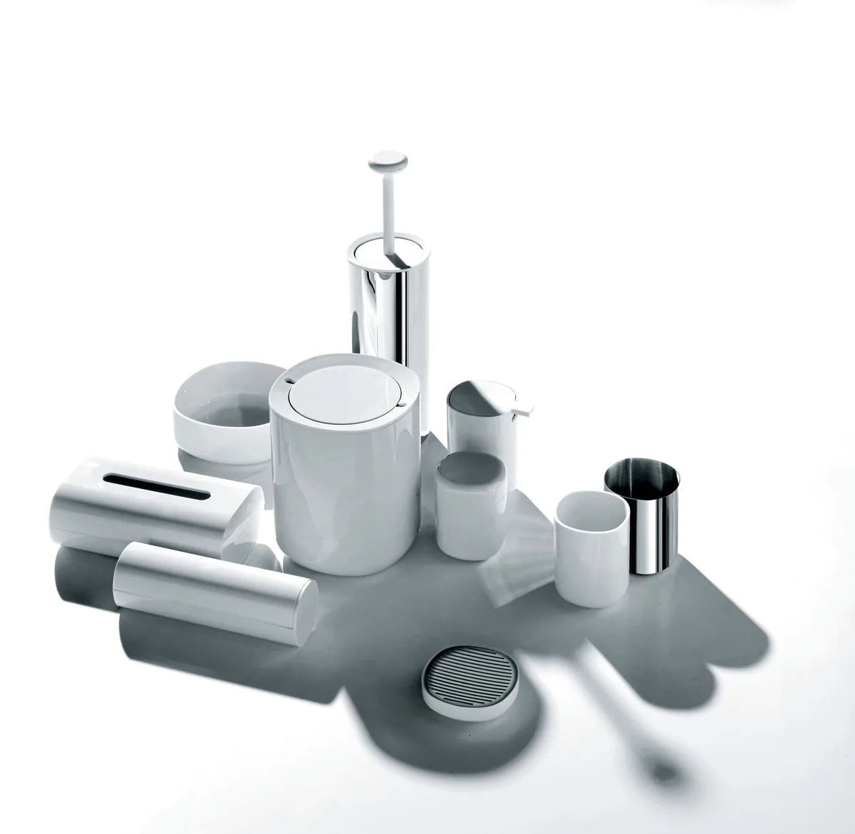 Alessi — Birillo PL05 W | Dosatore sapone in PMMA bianco — ambientazione