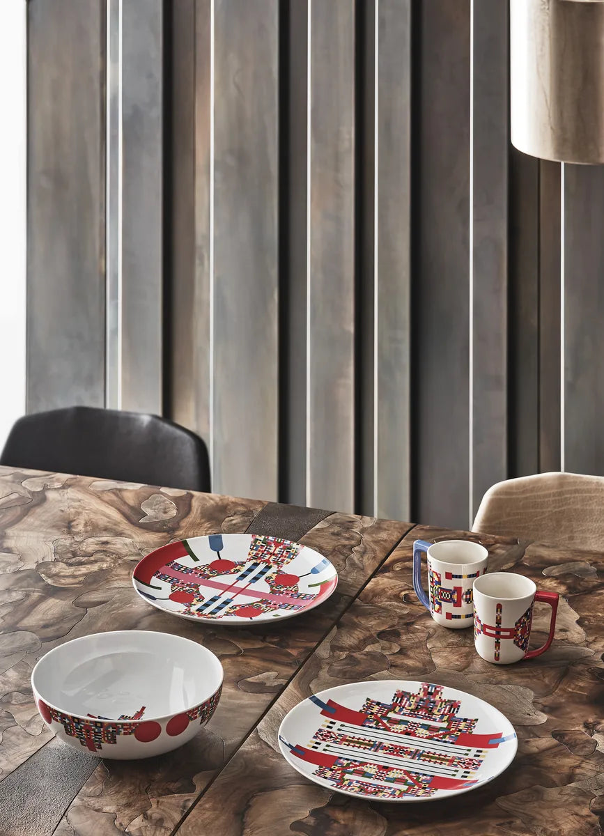 Alessi — Holyhedrics ESA09 1 | Mug in porcellana decorata Salmistraro — ambientazione