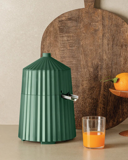 Alessi — Plissé MDL07B MDL07B/USA | Spremiagrumi elettrico nero De Luc — ambientazione