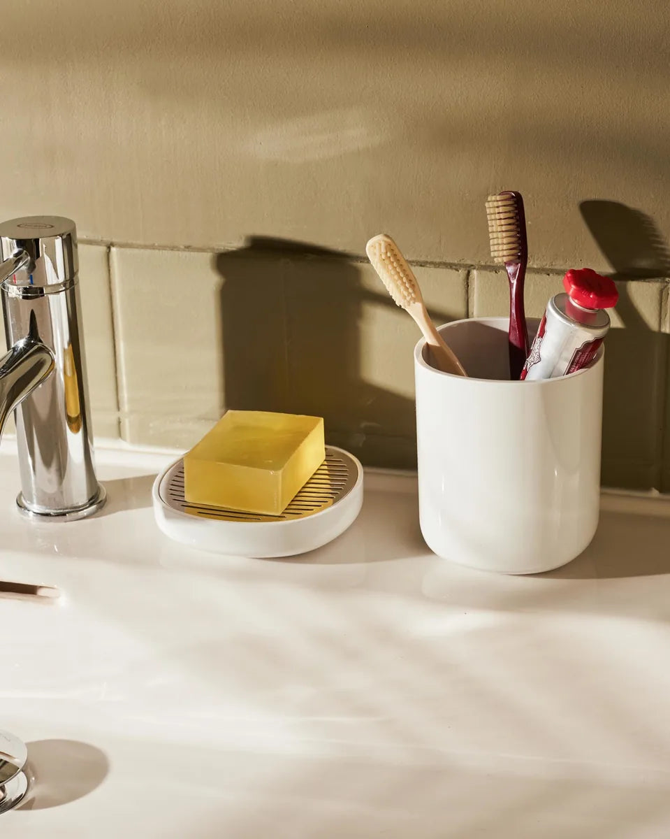 Alessi — Birillo PL04 W | Portasapone Lissoni in PMMA e acciaio — ambientazione