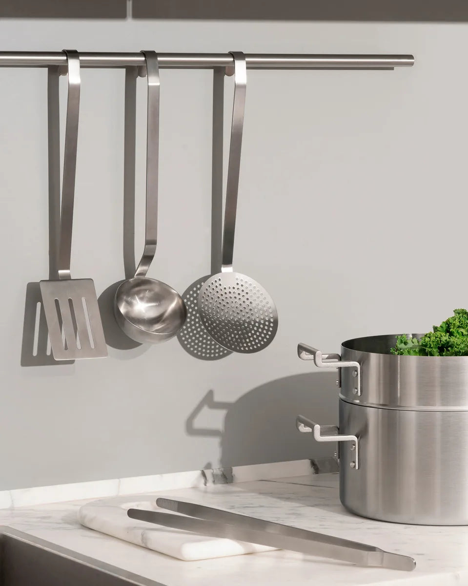 Alessi — Convivio DC07/58 | Pinza da cucina in acciaio inox satinato — ambientazione