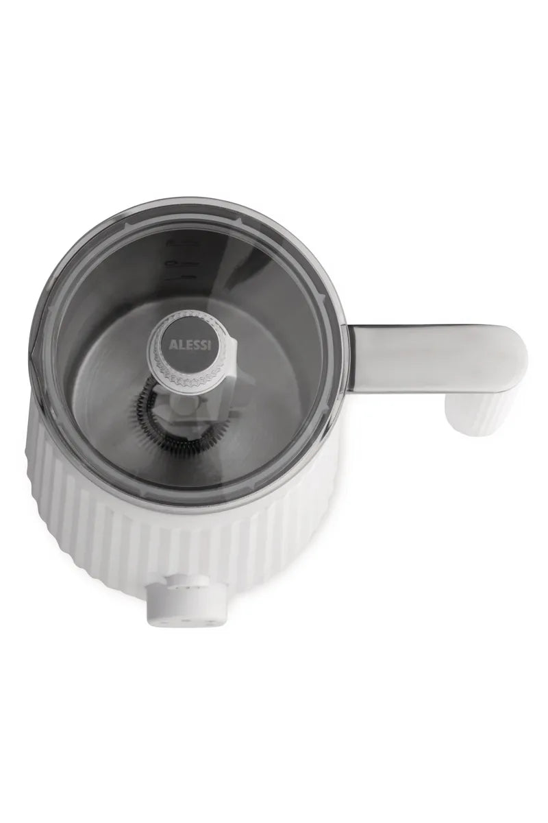 Alessi — Plissé MDL13 MDL13 W/UK | Cappuccinatore ad induzione bianco — ambientazione