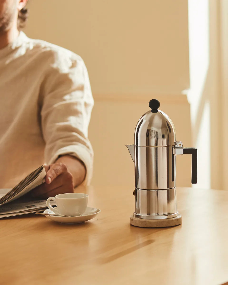 Alessi — La Cupola A9095/6 B | Caffettiera espresso Aldo Rossi 6 tazze — ambientazione