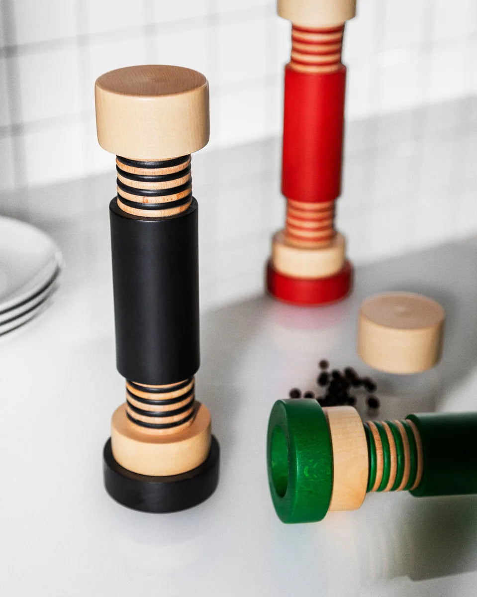 Alessi — MP0215 | Macinasale e Pepe in Legno d'Acero Sottsass — dettaglio
