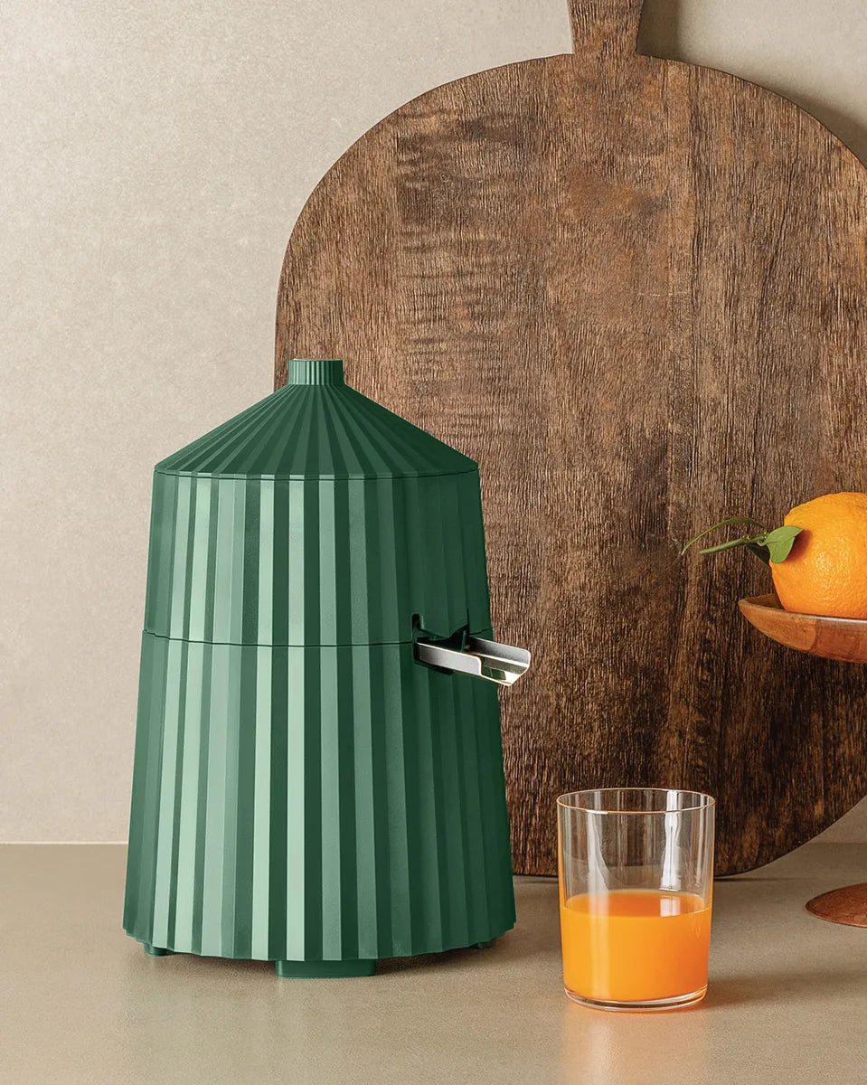 Alessi — Plissé MDL07R MDL07R/USA | Spremiagrumi elettrico rosso De Lu — ambientazione