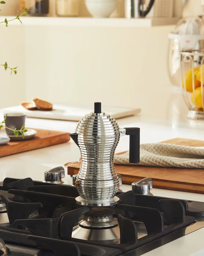 Alessi — Pulcina MDL02 MDL02/6RFM | Caffettiera espresso in alluminio, — ambientazione