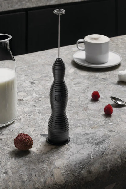 Alessi — Pulcina MDL11 B | Frullino montalatte nero De Lucchi — vista laterale
