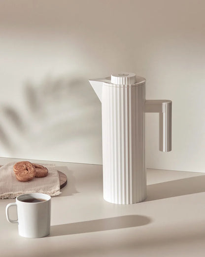 Alessi — Plissé MDL12 B | Caraffa termoisolante nera De Lucchi — vista laterale