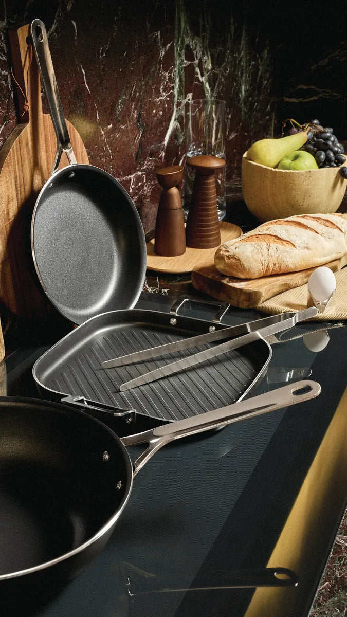 Alessi — Pots&Pans AJM102/24 | Casseruola bassa Jasper Morrison — vista laterale