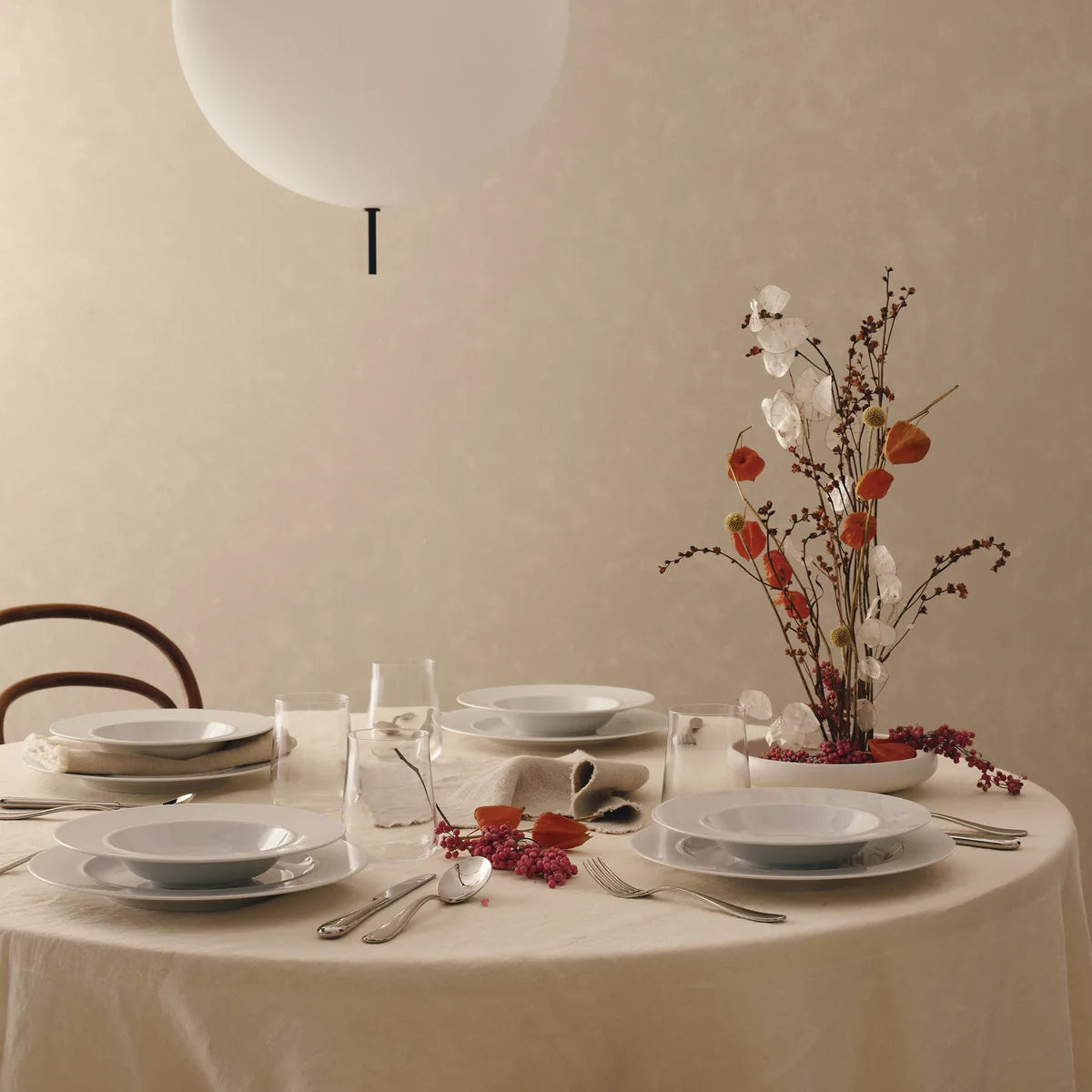 Alessi — La Bella Tavola ES21/1 | Piatto piano in porcellana bianca — vista laterale