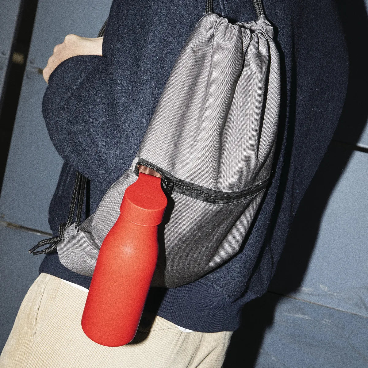 Alessi — Away AST01 R | Bottiglia termica in acciaio rosso — dettaglio