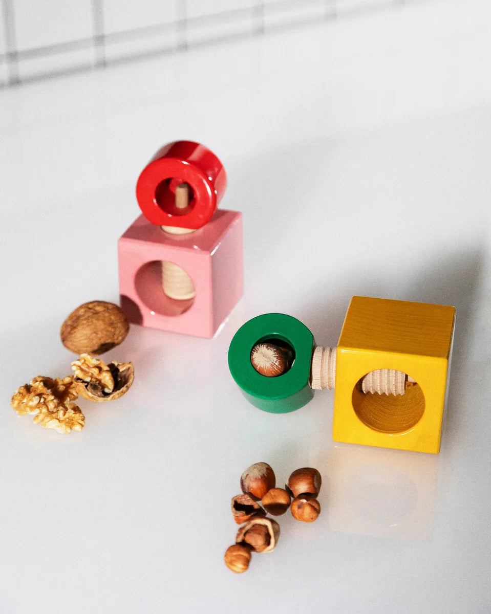 Alessi — ES20 1 | Schiaccianoci in faggio Ettore Sottsass — ambientazione