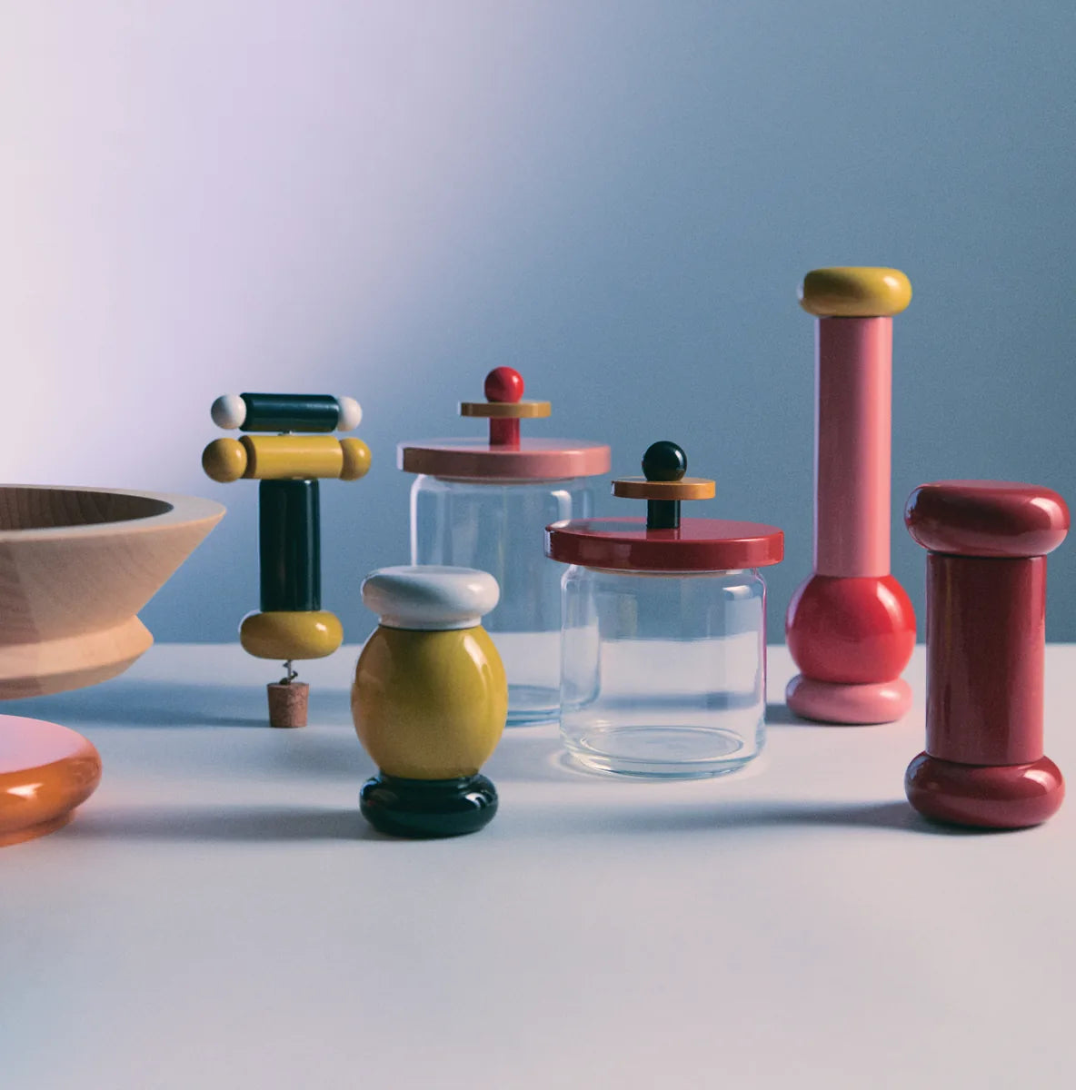 Alessi — ES19 2 | Macinasale in legno di faggio rosa Sottsass — vista laterale