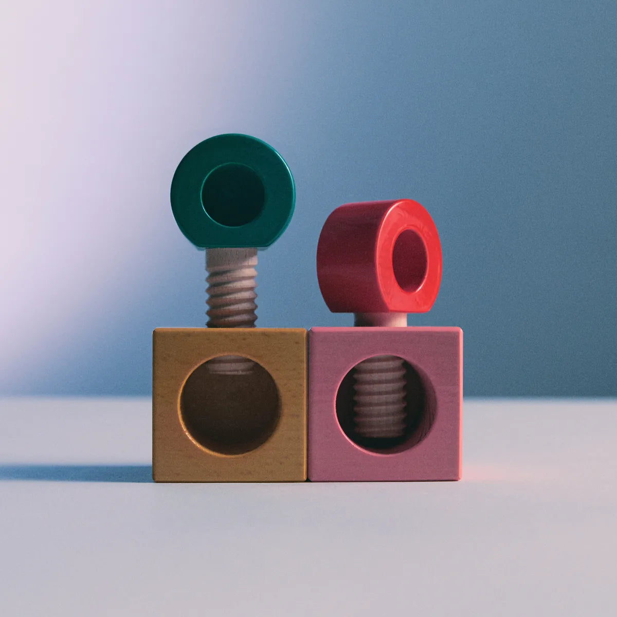 Alessi — ES20 2 | Schiaccianoci in faggio rosa e rosso Sottsass — vista laterale