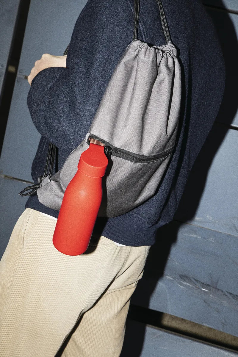 Alessi — Away AST01 R | Bottiglia termica in acciaio rosso — ambientazione