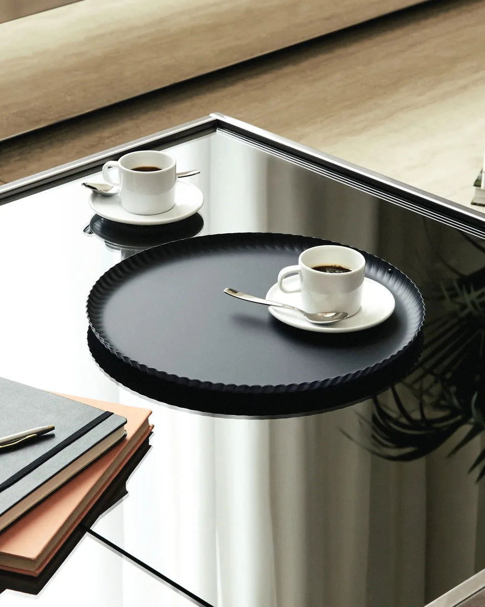 Alessi — Pleats JK02/31 | Vassoio rotondo in acciaio inox 18/10 — ambientazione
