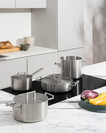 Alessi — Convivio DC100S7 | Set pentole trilamina Chipperfield — dettaglio
