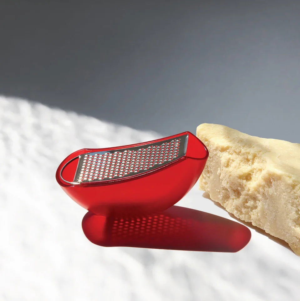 Alessi — Parmenide AARU01 R | Grattugia con raccoglitore rossa e accia — vista laterale