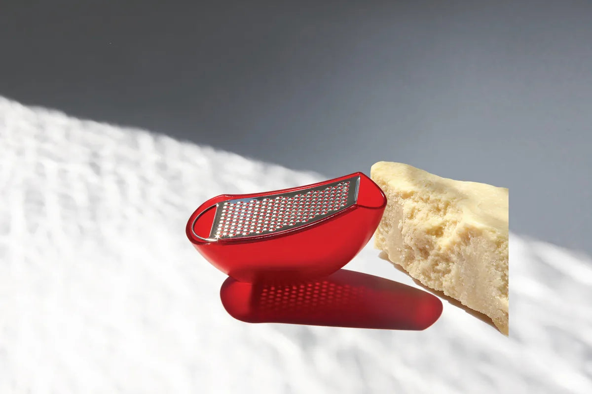 Alessi — Parmenide AARU01 R | Grattugia con raccoglitore rossa e accia