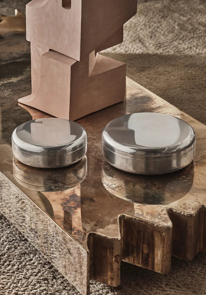 Alessi — JM01/28 T | Contenitore in acciaio inox con decoro a rilievo — dettaglio