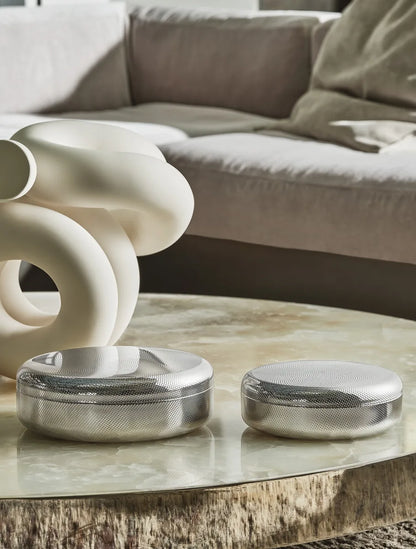 Alessi — JM01/23 T | Contenitore in acciaio inox con decoro a rilievo — ambientazione