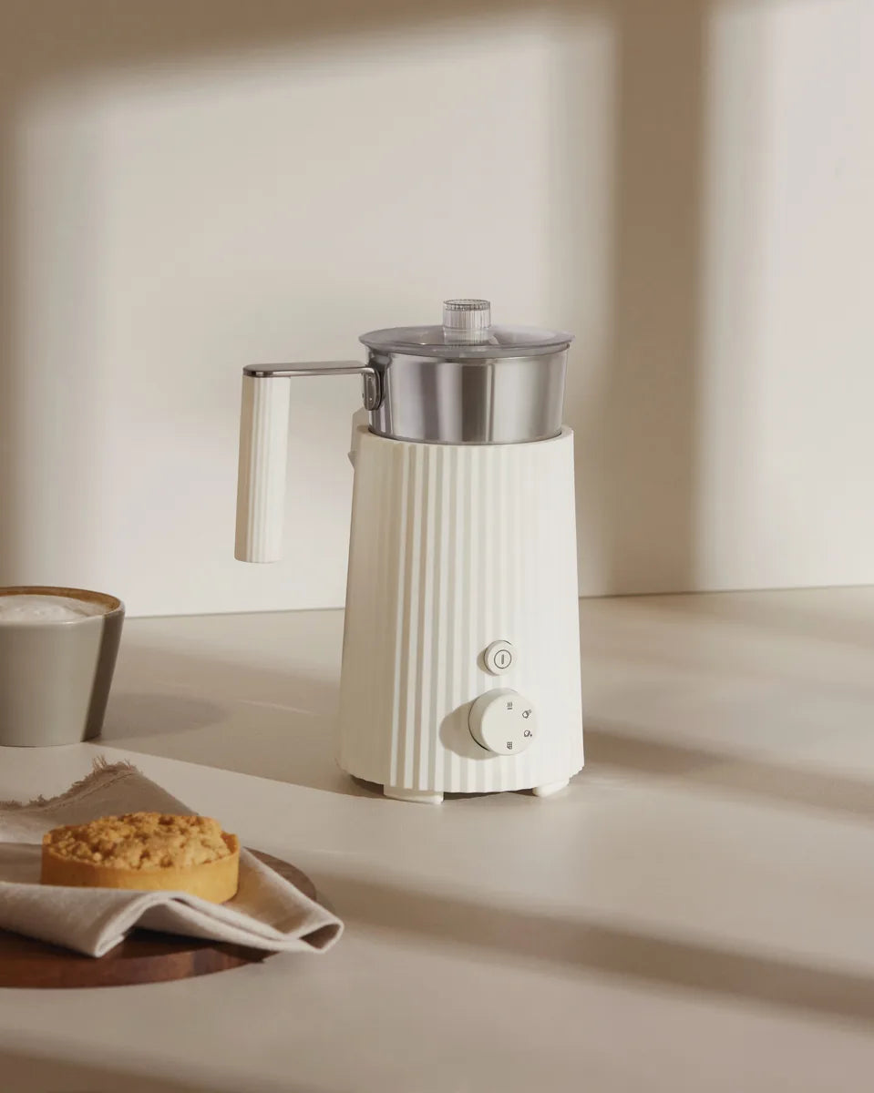 Alessi — Plissé MDL13W MDL13W/USA | Cappuccinatore ad induzione bianco — vista laterale