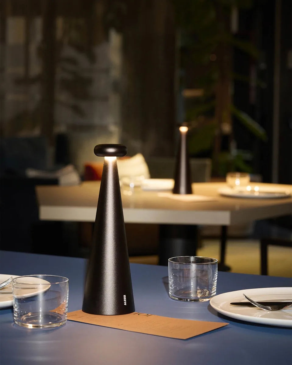 Alessi — Bedin AST02 BR | Lampada da tavolo in alluminio anodizzato — ambientazione