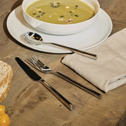 Alessi — Clivo PU10/1 | Cucchiaio da tavola Urquiola in inox — ambientazione