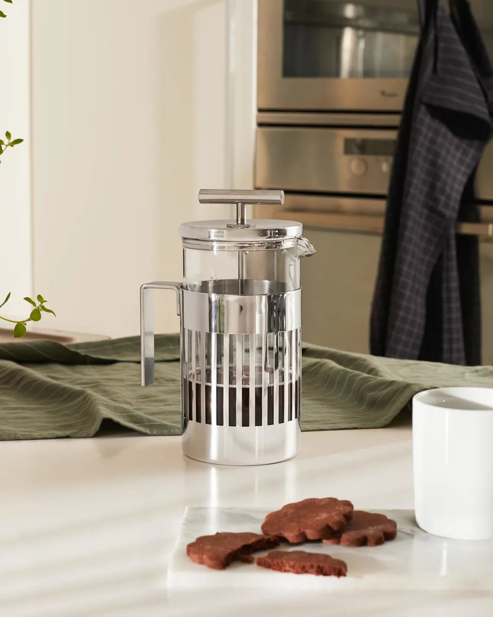 Alessi — 9094/8 | Caffettiera Aldo Rossi acciaio e vetro 8 tazze — ambientazione