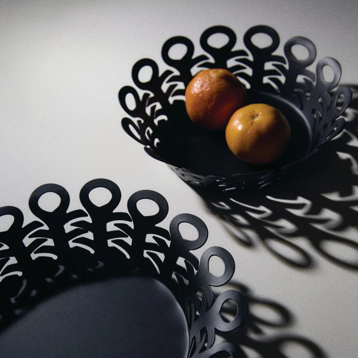 Alessi — Vimini BM21/21 B | Cestino traforato in acciaio nero